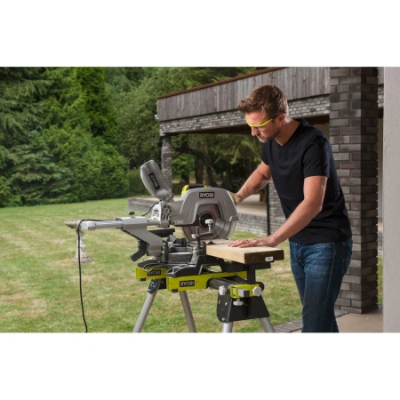 фото торцовочная пила ryobi ems305rg
